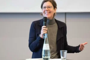 Rednerin Dr. Caroline Dostal spricht über Macht, Freiheit, Politik und Demokratie